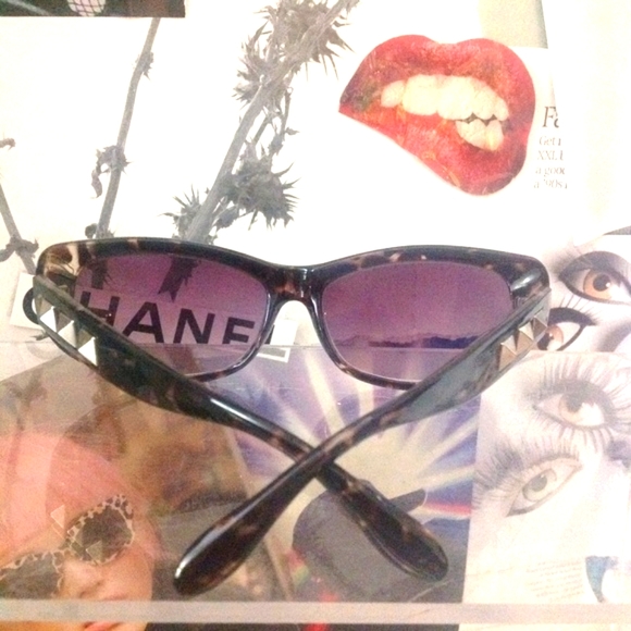 QUAY SUNNIES w/STUDS - Picture 3 of 5